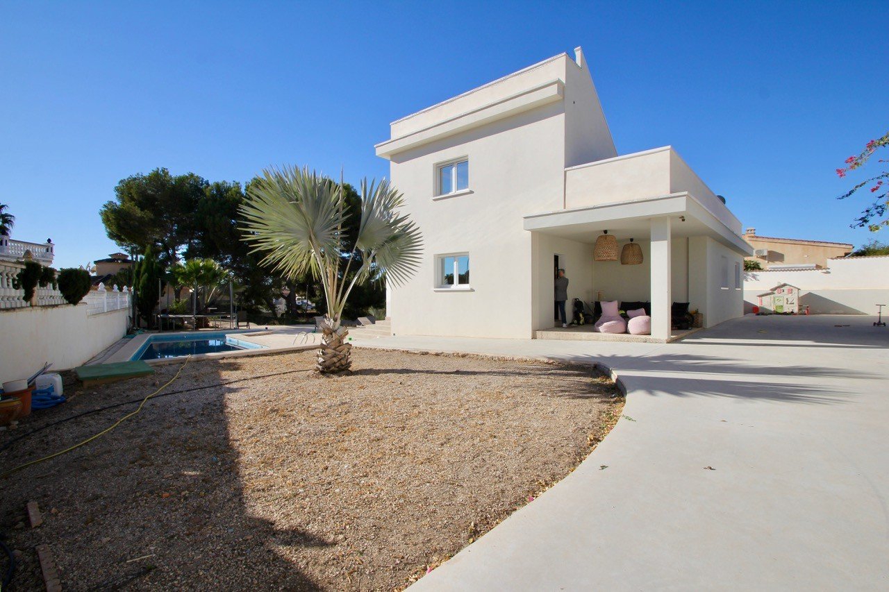 Detached villa on large plot with views down to the sea

Renovated and well-maintained villa on a plot of 1.254 m2 with a