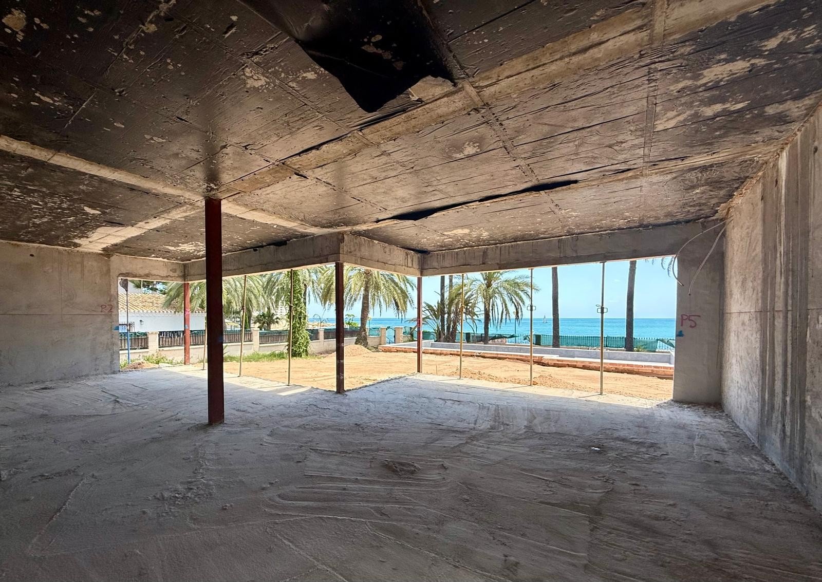   First line luxury villa under construction in Punta Prima
The first line plot of 1100 m2 with superb views over the Mediterranean sea 
