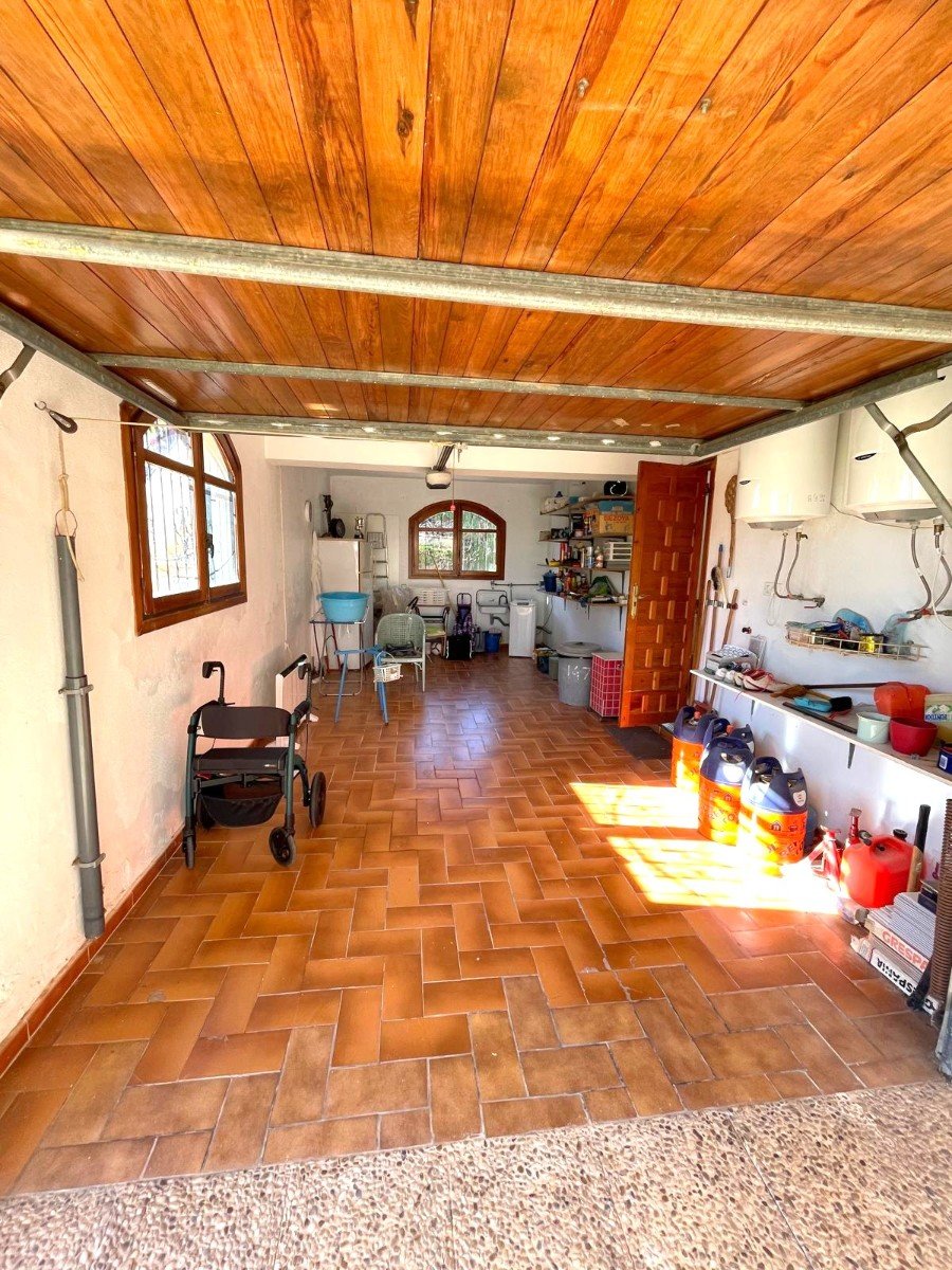   South-facing house built in 1989 with 140 m2 of built surface area under roof. Approximately 40 m2 large and very bright living room on the upper fl