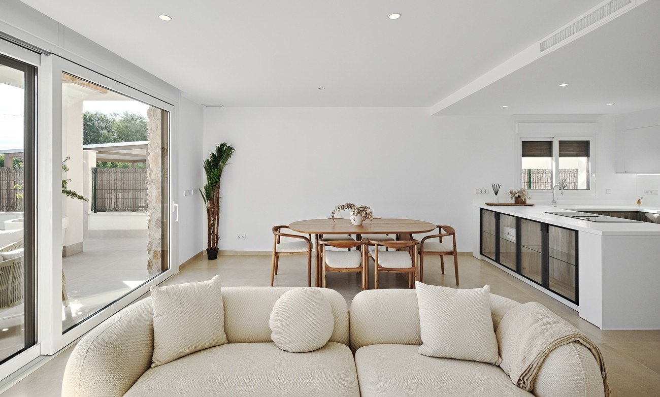 Erleben Sie mediterranes Wohnen vom Feinsten in dieser atemberaubenden, bezugsfertigen Villa. Das elegante Haus im ibizenkischen Stil besticht durch