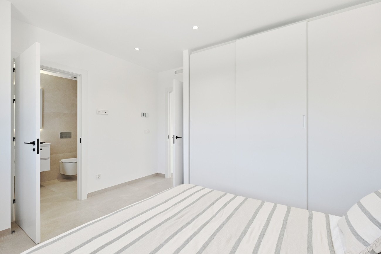 Erleben Sie mediterranes Wohnen vom Feinsten in dieser atemberaubenden, bezugsfertigen Villa. Das elegante Haus im ibizenkischen Stil besticht durch