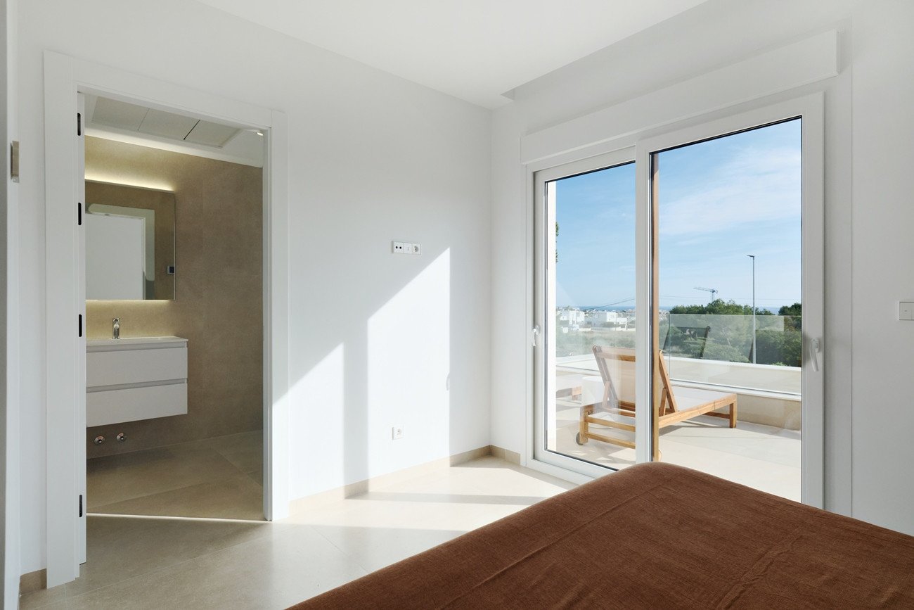 Erleben Sie mediterranes Wohnen vom Feinsten in dieser atemberaubenden, bezugsfertigen Villa. Das elegante Haus im ibizenkischen Stil besticht durch