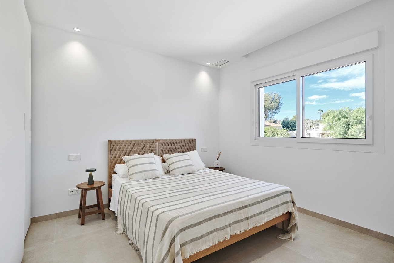 Erleben Sie mediterranes Wohnen vom Feinsten in dieser atemberaubenden, bezugsfertigen Villa. Das elegante Haus im ibizenkischen Stil besticht durch