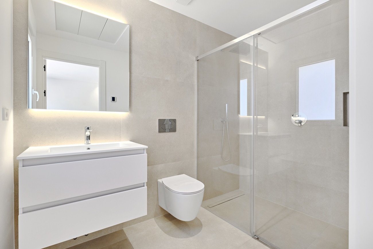 Erleben Sie mediterranes Wohnen vom Feinsten in dieser atemberaubenden, bezugsfertigen Villa. Das elegante Haus im ibizenkischen Stil besticht durch