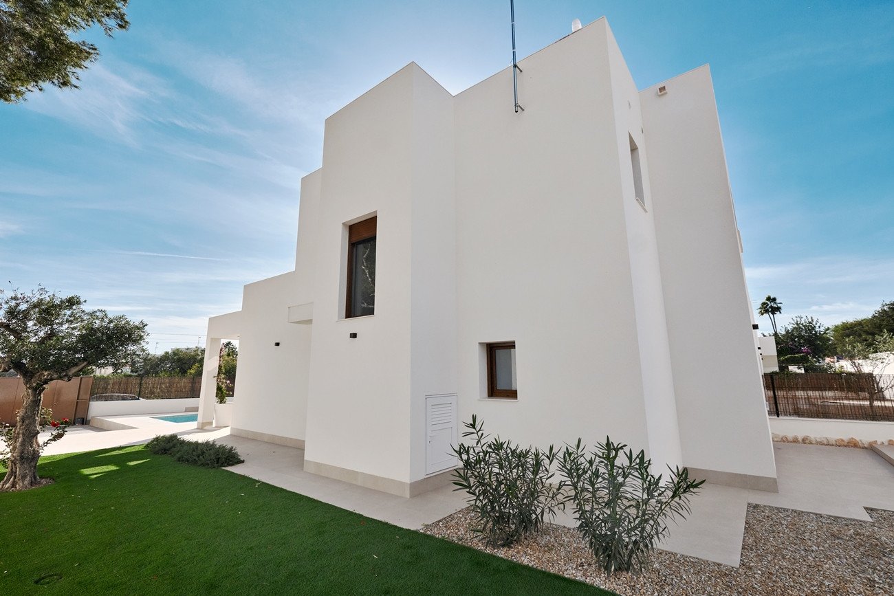 Erleben Sie mediterranes Wohnen vom Feinsten in dieser atemberaubenden, bezugsfertigen Villa. Das elegante Haus im ibizenkischen Stil besticht durch