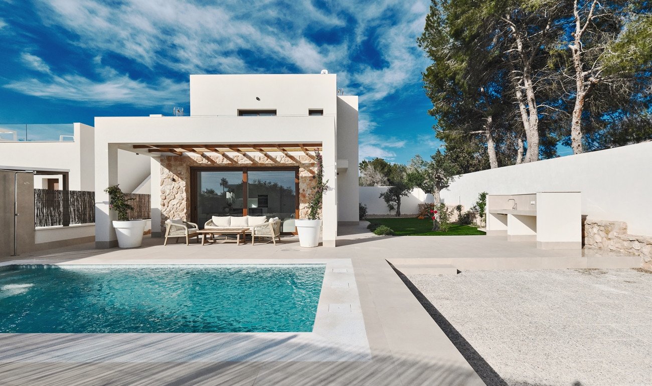 Erleben Sie mediterranes Wohnen vom Feinsten in dieser atemberaubenden, bezugsfertigen Villa. Das elegante Haus im ibizenkischen Stil besticht durch
