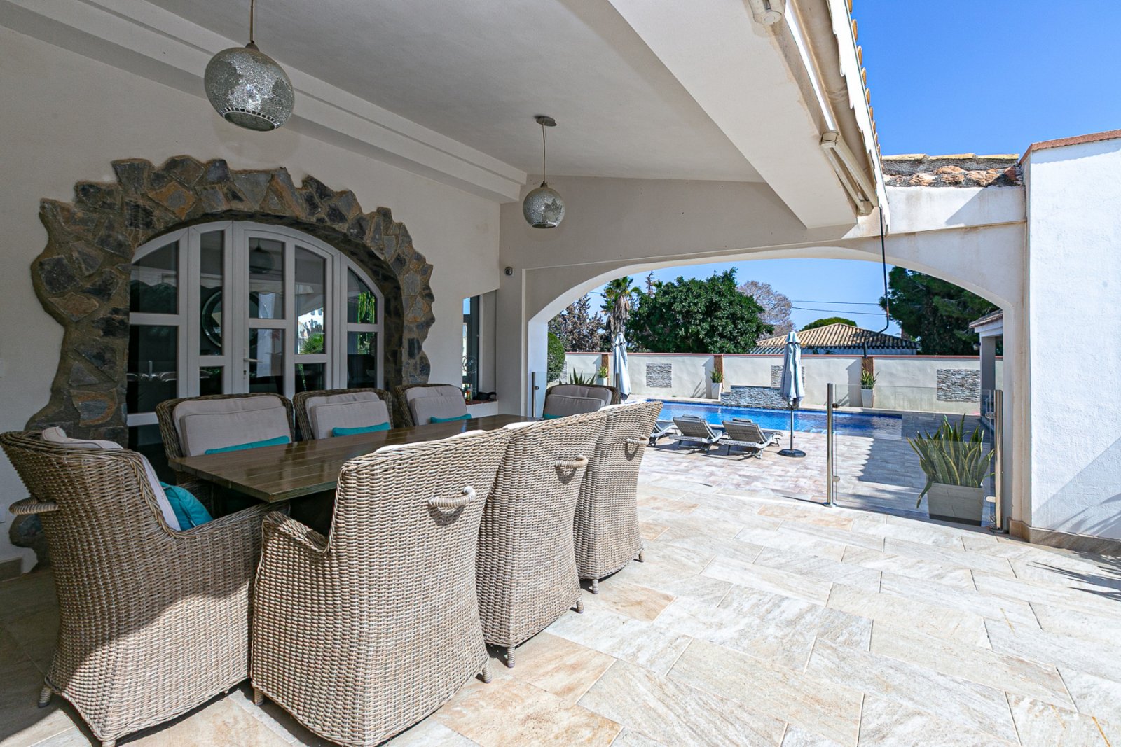 Wir freuen uns, Ihnen diese freistehende Luxusvilla in der renommierten Wohngegend Lomas de Don Juan, in der Nähe von Cabo Roig und den Stränden von