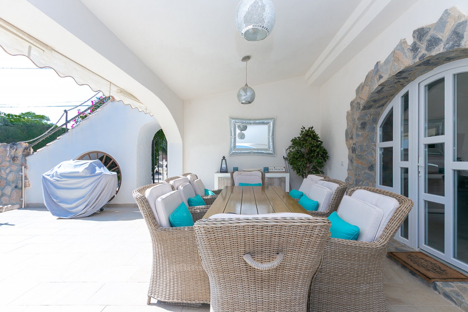 Wir freuen uns, Ihnen diese freistehende Luxusvilla in der renommierten Wohngegend Lomas de Don Juan, in der Nähe von Cabo Roig und den Stränden von