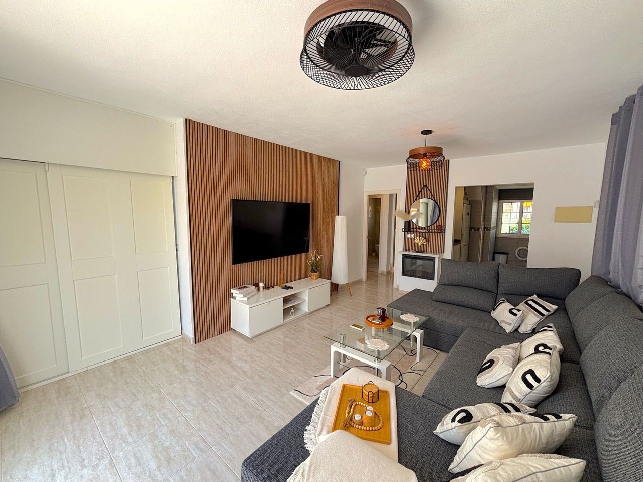 Luxury Detached Villa located in Villamartin.Discover the perfect blend of luxury and comfort in this stunning detached villa located in a well-esta