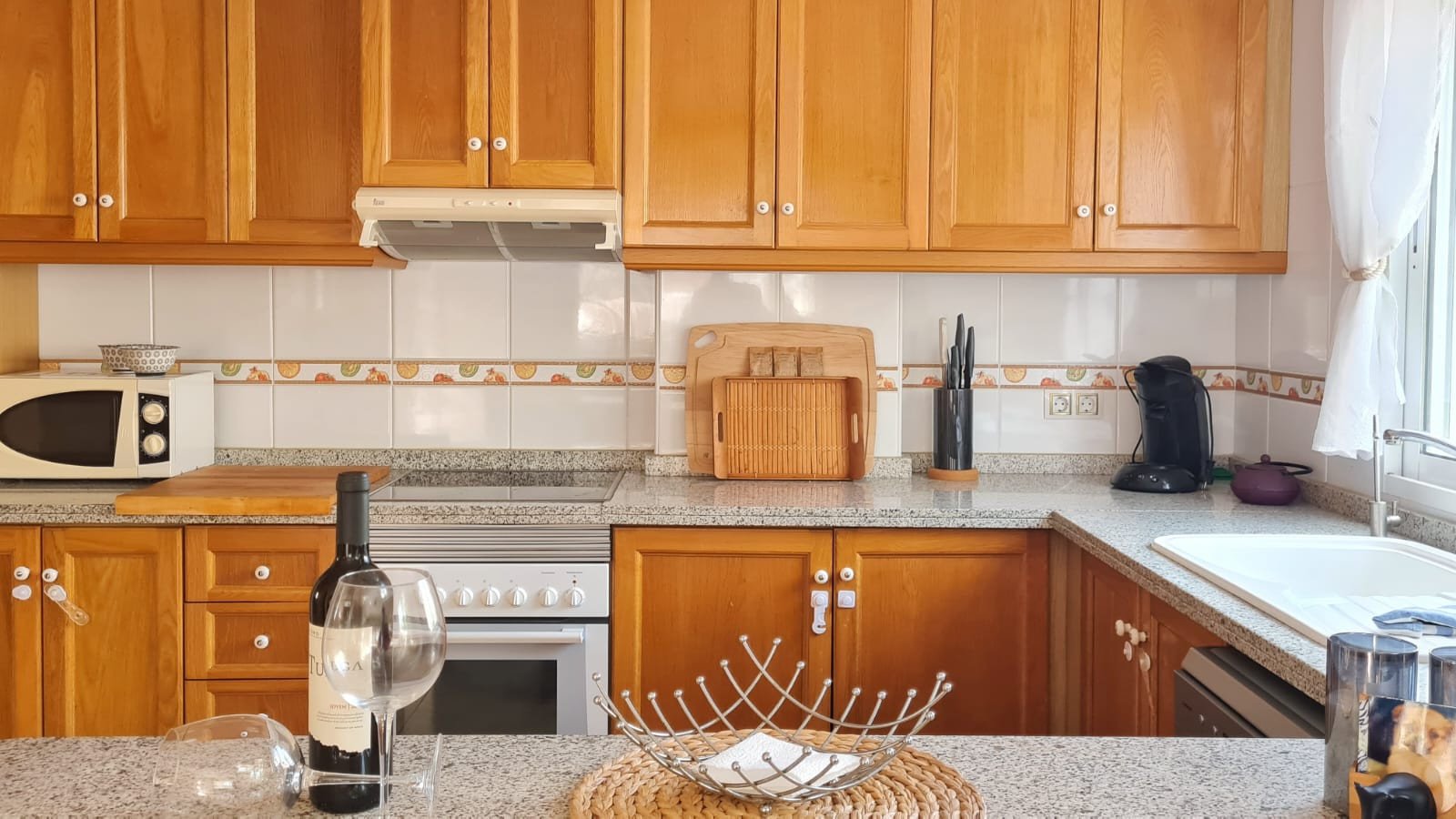 In der beliebten Wohnanlage Vista Azul in Villamartin, Orihuela Costa, bietet diese gepflegte Eck-Maisonette-Wohnung ein perfektes Gleichgewicht zwis