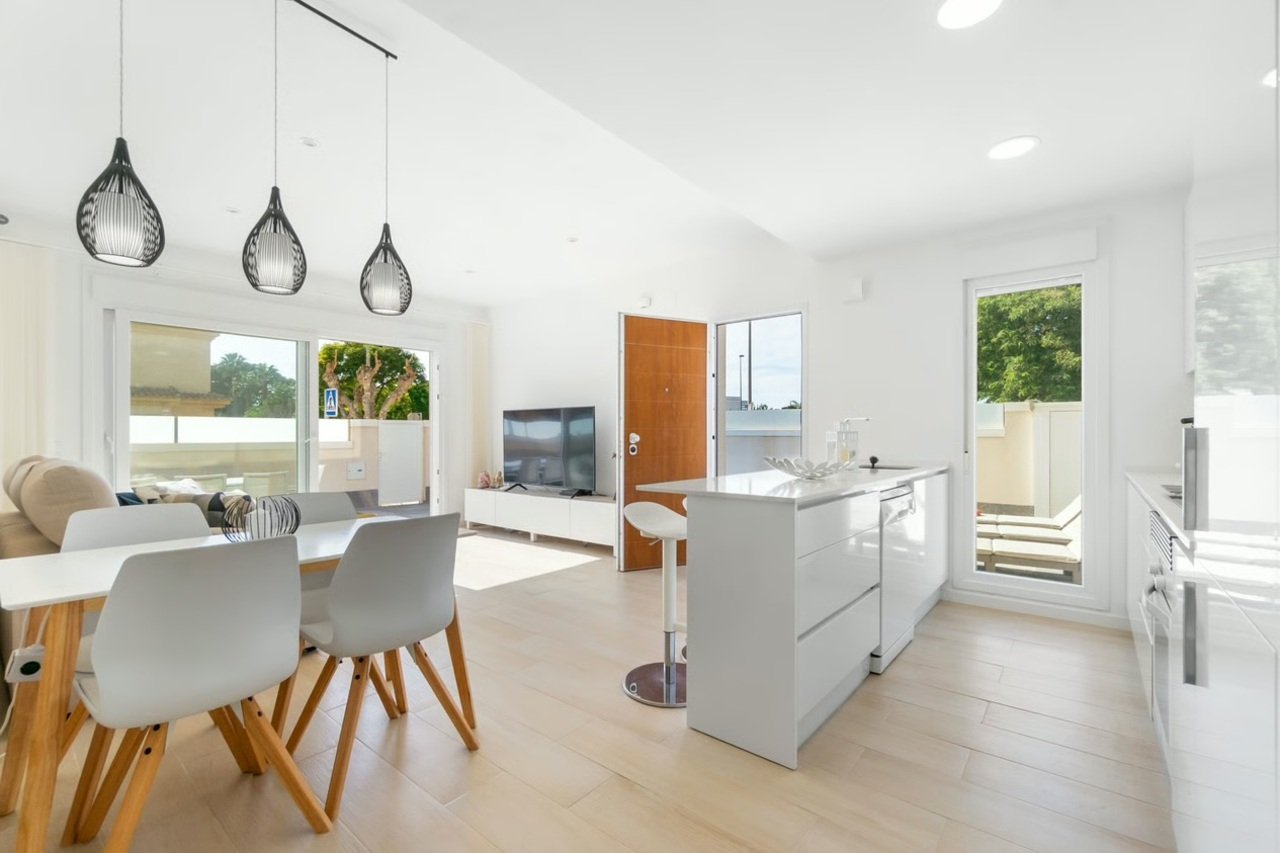 Elegant 3 Bed, 2 Bath Villa with Pool and Smart Home Technology for SaleDiscover this unique and sophisticated villa situated on a generous South We