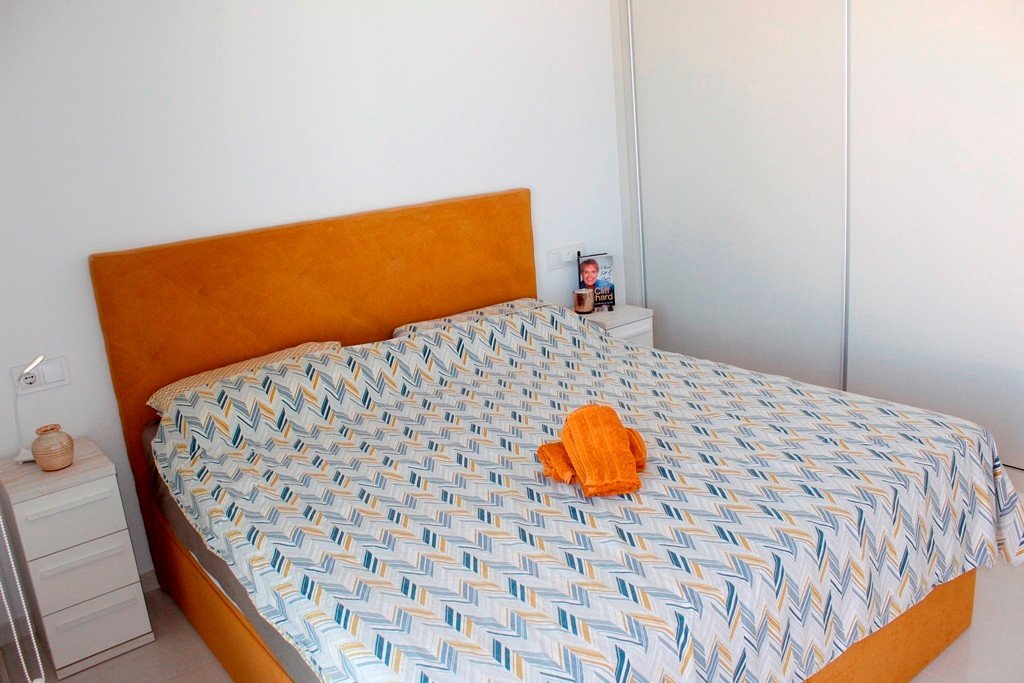  Exklusive, bezugsfertige, moderne und stilvolle, freistehende Luxusvilla mit 3 Schlafzimmern und 3 Bädern en suite. Voll möbliert in ruhiger Lage in 