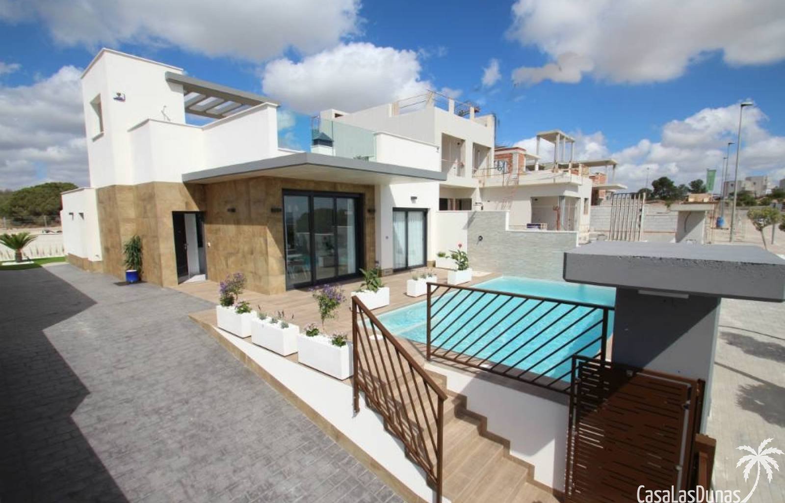 Diese Wohnanlage, bestehend aus 18 einzelnen Villen, befindet sich derzeit im Bau, 10 Kilometer von den hervorragenden Sandstränden der Costa Blanca