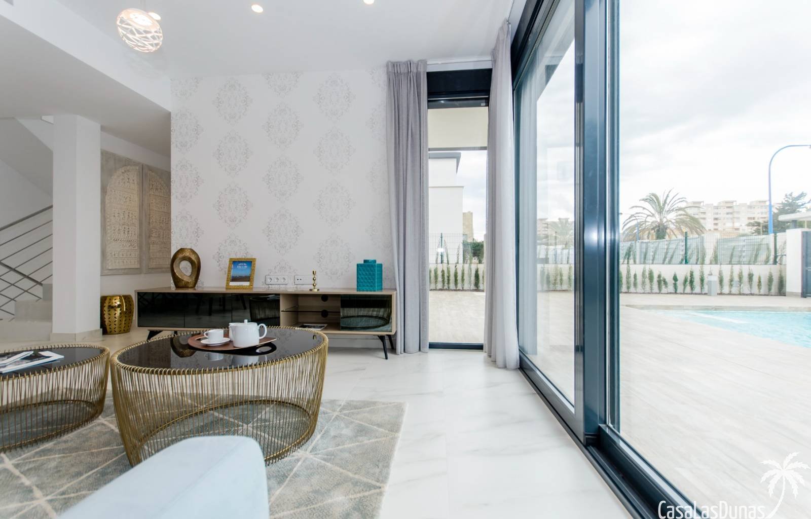  Wirklich eine hervorragende Villa auf einem Grundstück von 440 m2 und mit 153 m2 Nutzfläche! Diese Villa mit 4 Schlafzimmern, 3 Bädern und einer Stan