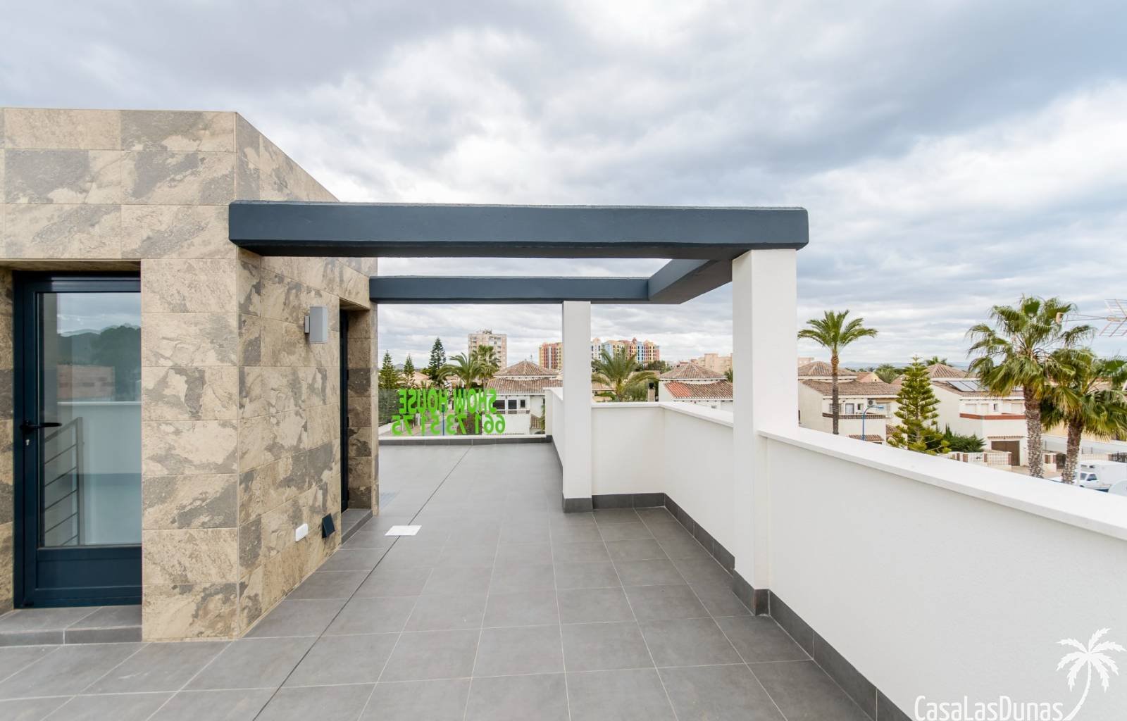  Wirklich eine hervorragende Villa auf einem Grundstück von 440 m2 und mit 153 m2 Nutzfläche! Diese Villa mit 4 Schlafzimmern, 3 Bädern und einer Stan