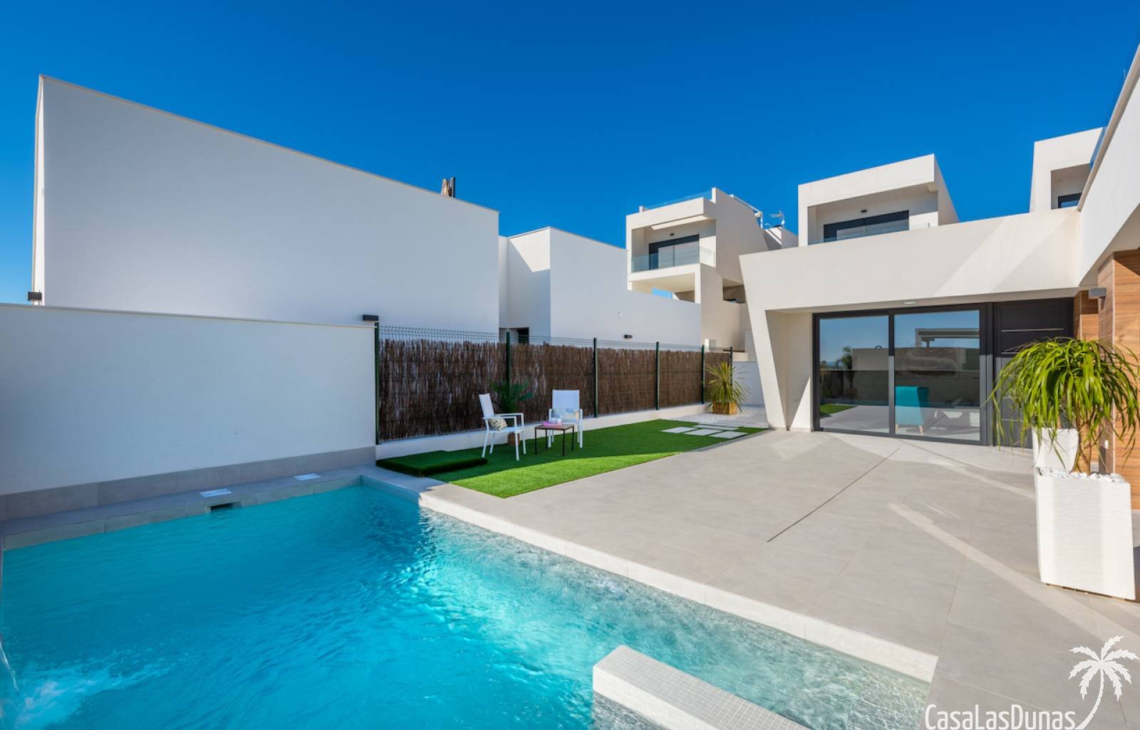 Dieses neue Villenprojekt befindet sich in Herrada. Diese Villen sind modern und geräumig und bieten viel natürliches Licht. Jede Villa verfügt über