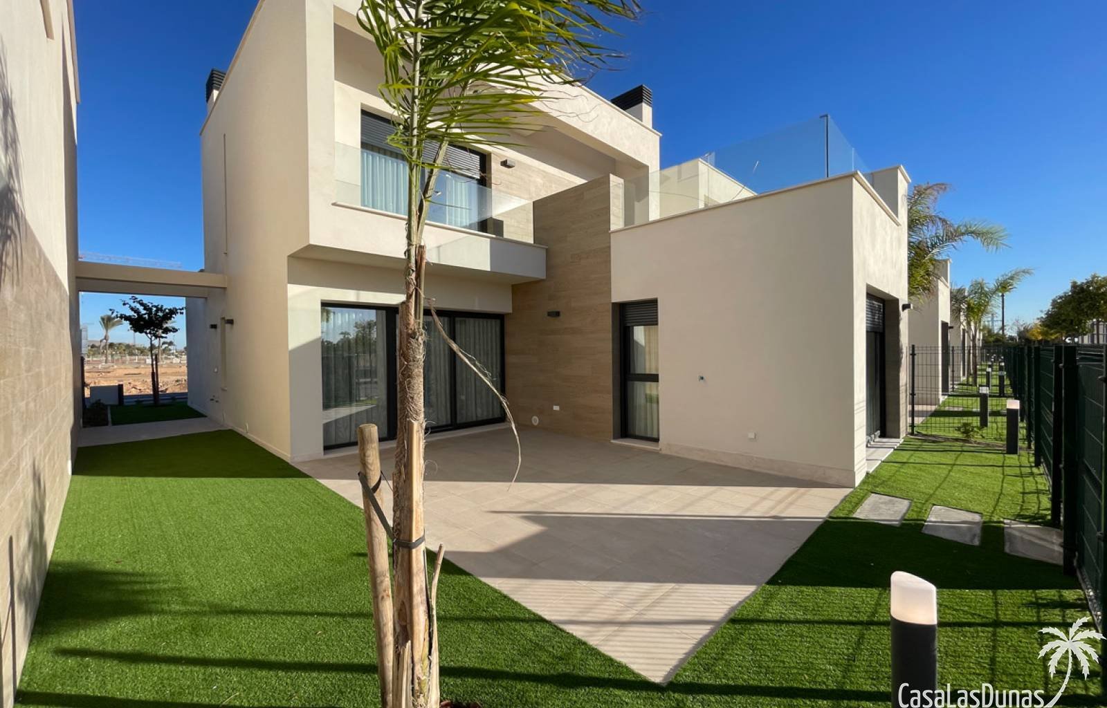 Eine Gelegenheit! Hier haben wir ein modernes, schlüsselfertiges Haus, das komplett möbliert verkauft wird. Das Haus ist mit Klimaanlage, Geräten, Mö