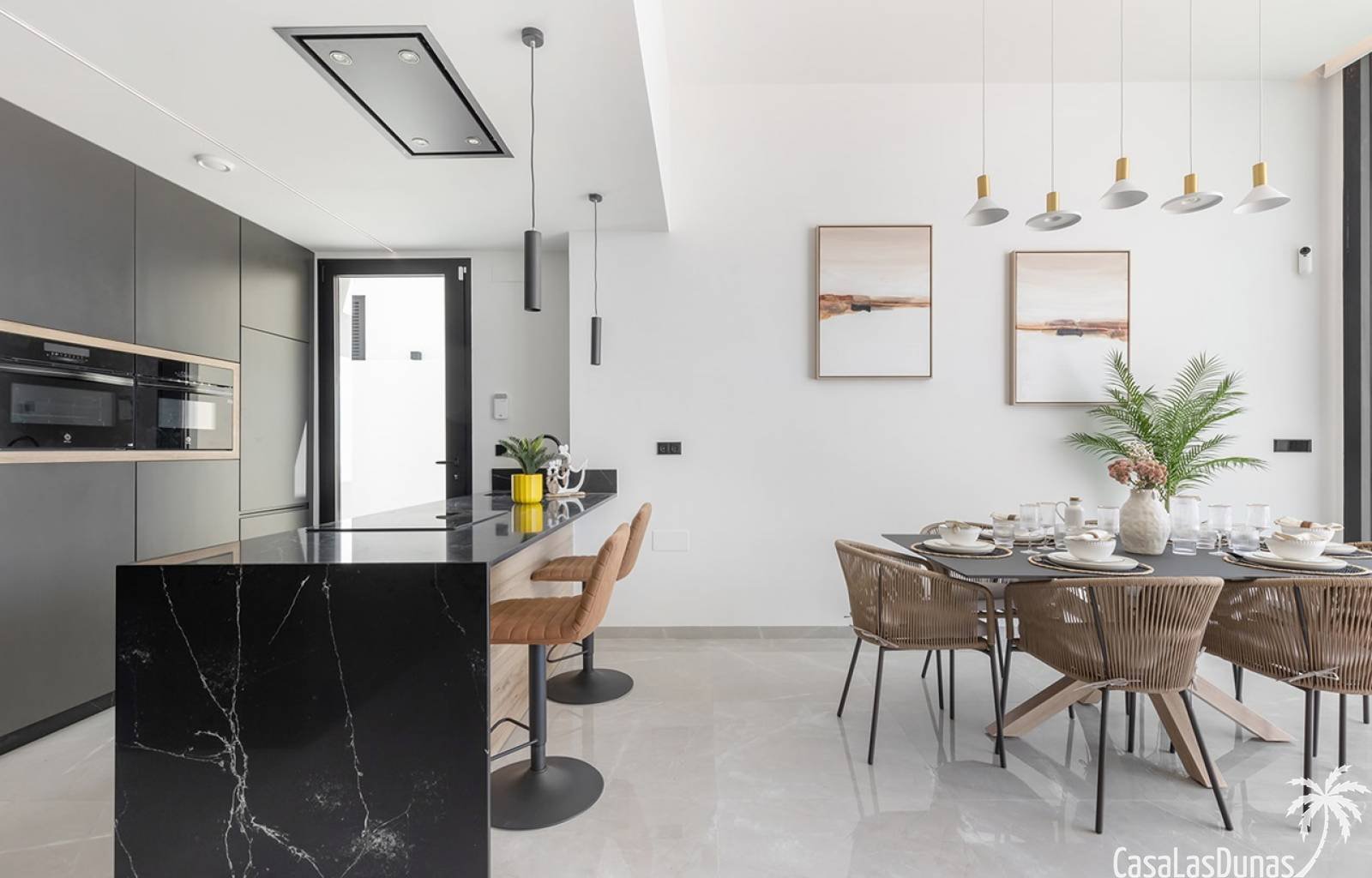 Betreten Sie eine Welt voller Komfort und Eleganz mit diesen neuen Villen in Los Balcones, Torrevieja. In einer ruhigen und exklusiven Gegend gelegen