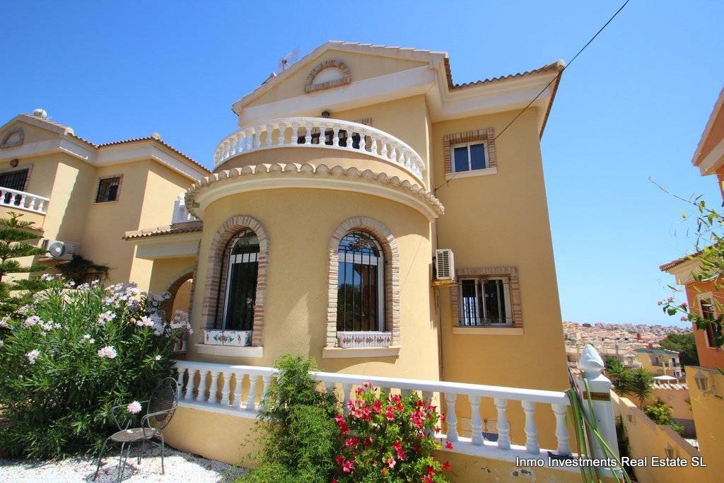  Schöne freistehende Villa in Villamartin, bietet in den Wohnbereich 3 Schlafzimmer, Badezimmer, WC, geräumiges Wohn / Esszimmer, eine voll ausgestatt