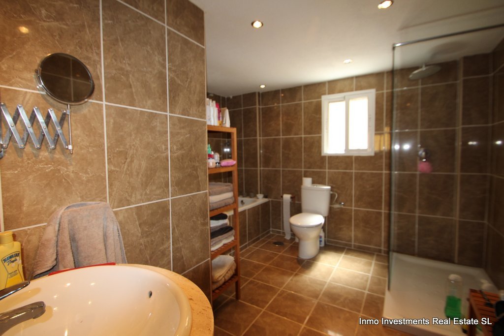  Schöne freistehende Villa in Villamartin, bietet in den Wohnbereich 3 Schlafzimmer, Badezimmer, WC, geräumiges Wohn / Esszimmer, eine voll ausgestatt