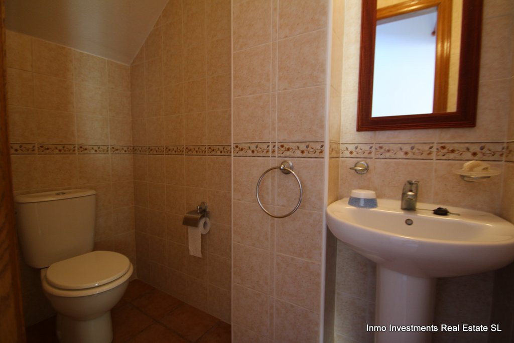  Schöne freistehende Villa in Villamartin, bietet in den Wohnbereich 3 Schlafzimmer, Badezimmer, WC, geräumiges Wohn / Esszimmer, eine voll ausgestatt