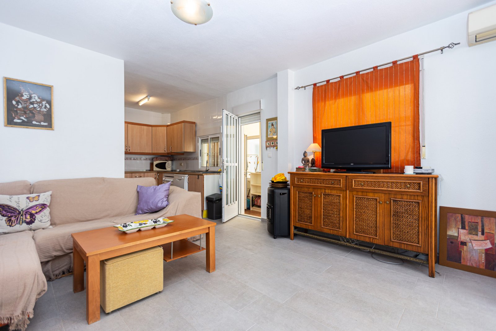  Hallo! Erlauben Sie mir, Ihnen dieses charmante Haus im Zentrum von La Zenia vorzustellen, das sowohl für Familien als auch für Vermietungen ideal is