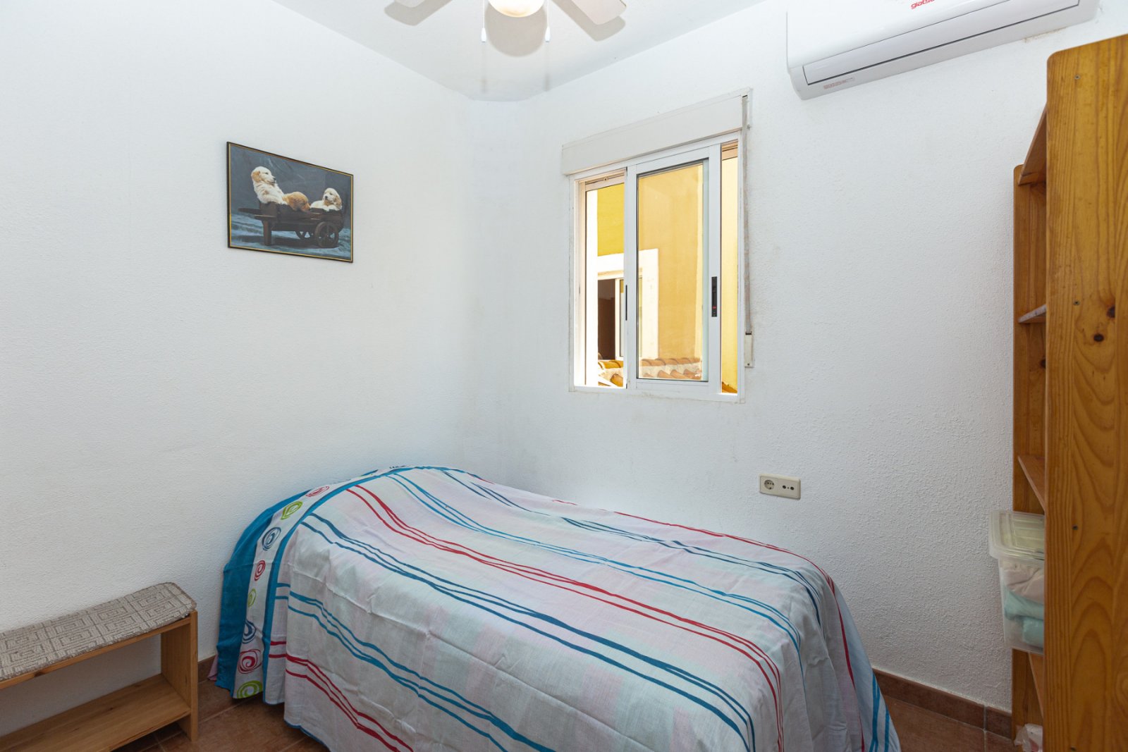  Hallo! Erlauben Sie mir, Ihnen dieses charmante Haus im Zentrum von La Zenia vorzustellen, das sowohl für Familien als auch für Vermietungen ideal is
