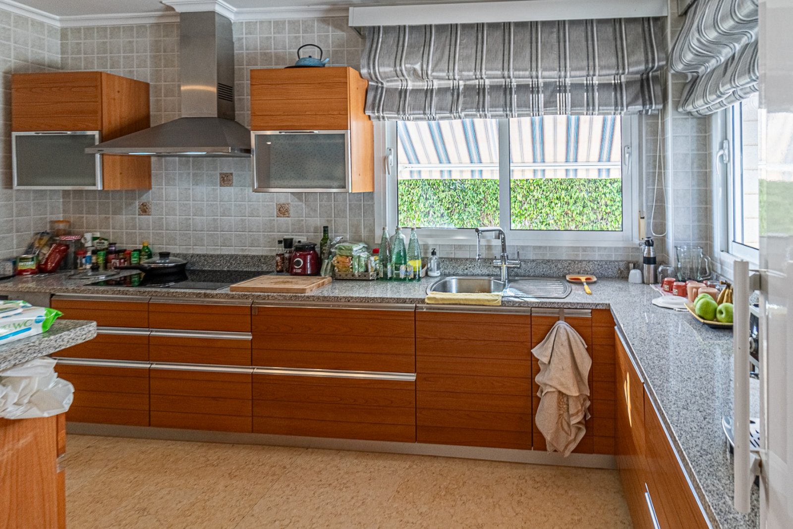  Diese einzigartige und geräumige Villa befindet sich in einer der begehrtesten Gegenden von La Mata, nur eine Gehminute vom Sandstrand entfernt. Die 