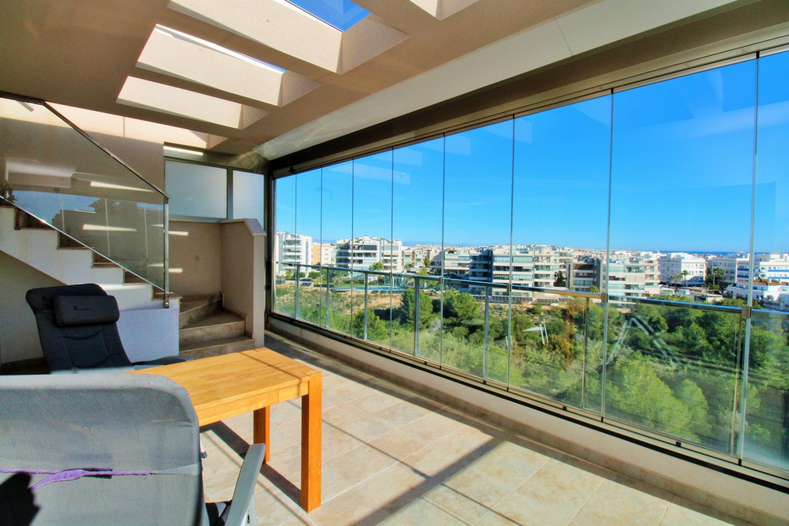 Dieses beeindruckende, ostorientierte Penthouse befindet sich im begehrten Wohnkomplex Altos del Mediterráneo in Los Dolses und bietet herrliche Ausb