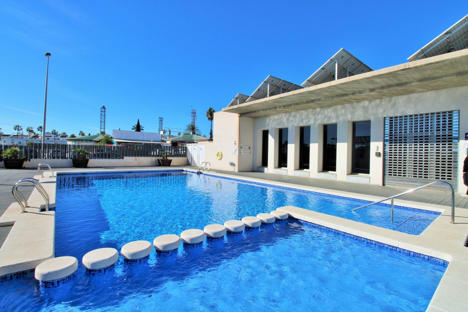 Dieses beeindruckende, ostorientierte Penthouse befindet sich im begehrten Wohnkomplex Altos del Mediterráneo in Los Dolses und bietet herrliche Ausb