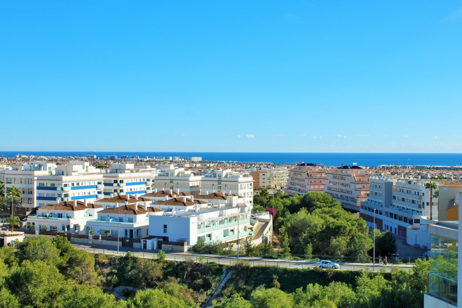 Dieses beeindruckende, ostorientierte Penthouse befindet sich im begehrten Wohnkomplex Altos del Mediterráneo in Los Dolses und bietet herrliche Ausb