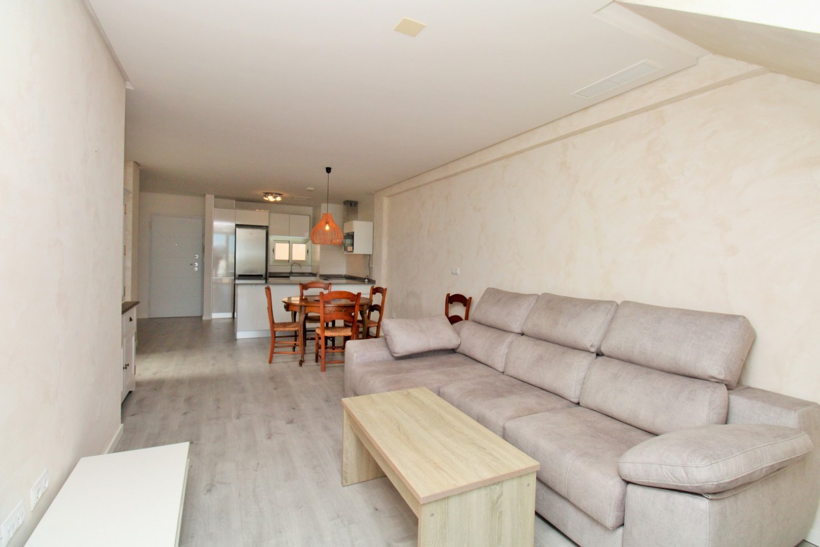 Dieses beeindruckende, ostorientierte Penthouse befindet sich im begehrten Wohnkomplex Altos del Mediterráneo in Los Dolses und bietet herrliche Ausb