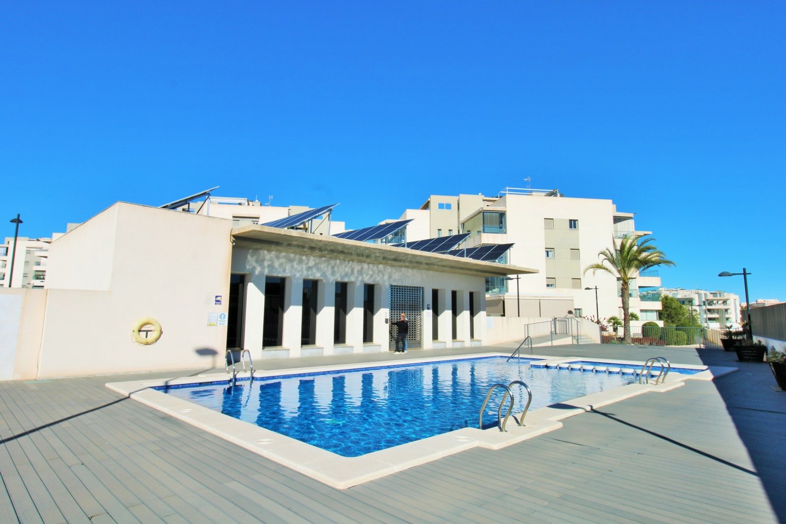 Dieses beeindruckende, ostorientierte Penthouse befindet sich im begehrten Wohnkomplex Altos del Mediterráneo in Los Dolses und bietet herrliche Ausb