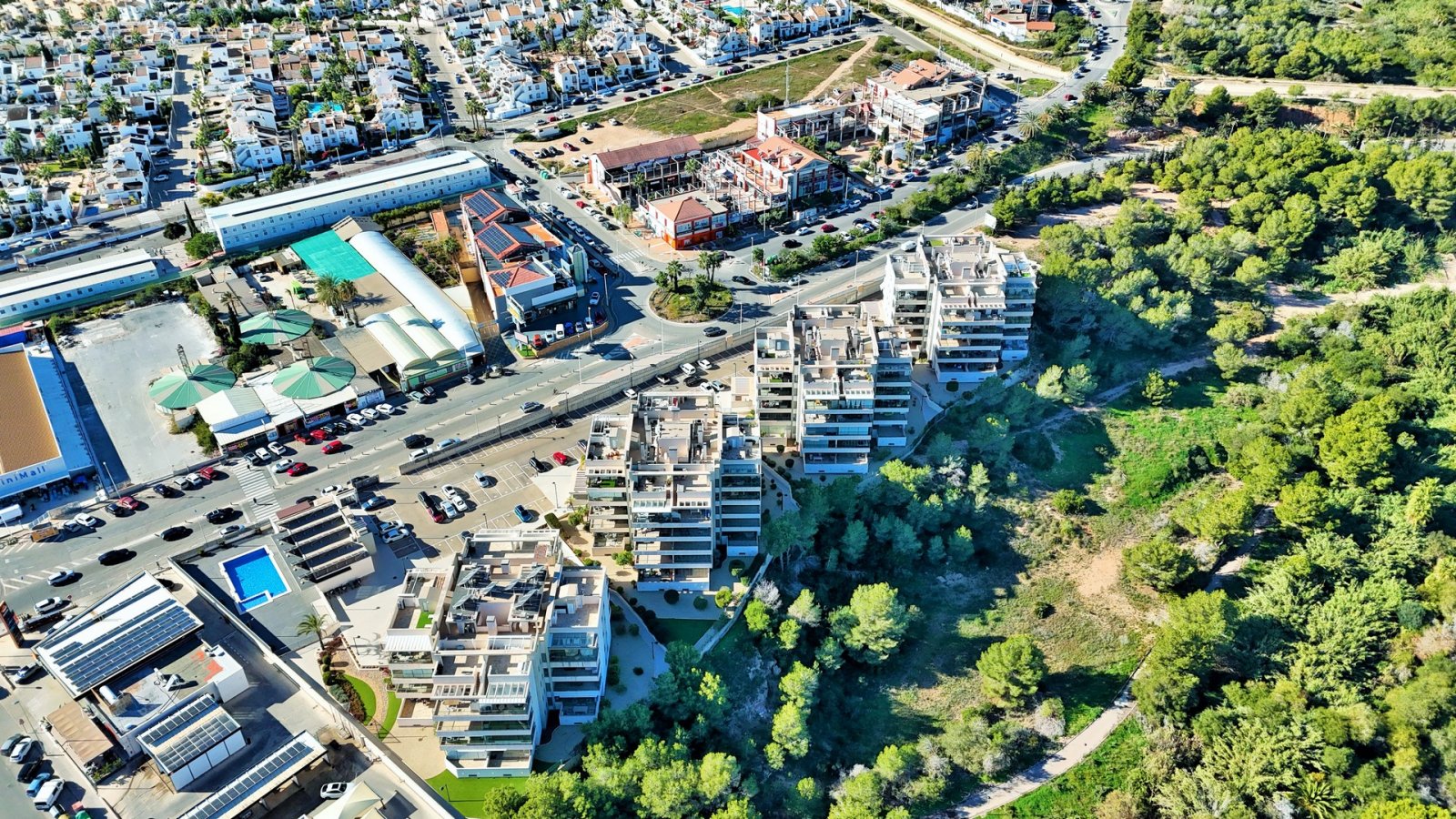 Dieses beeindruckende, ostorientierte Penthouse befindet sich im begehrten Wohnkomplex Altos del Mediterráneo in Los Dolses und bietet herrliche Ausb