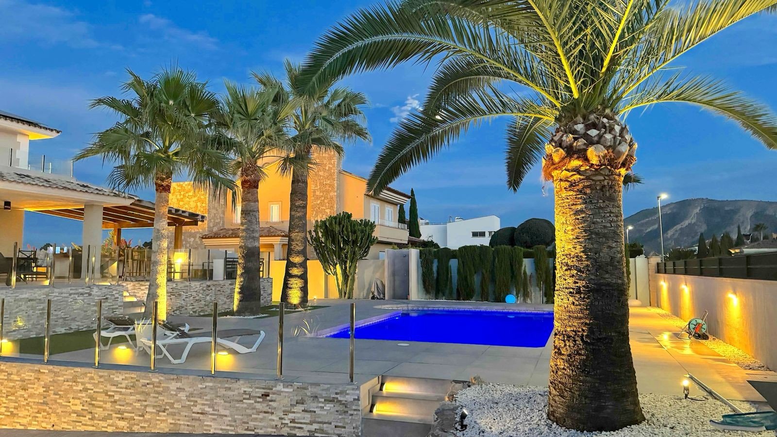 Located in the peaceful and highly sought-after area of Pueblo–Urbanizaciones, Alfaz del Pi, this stunning villa offers the perfect balance of tranq