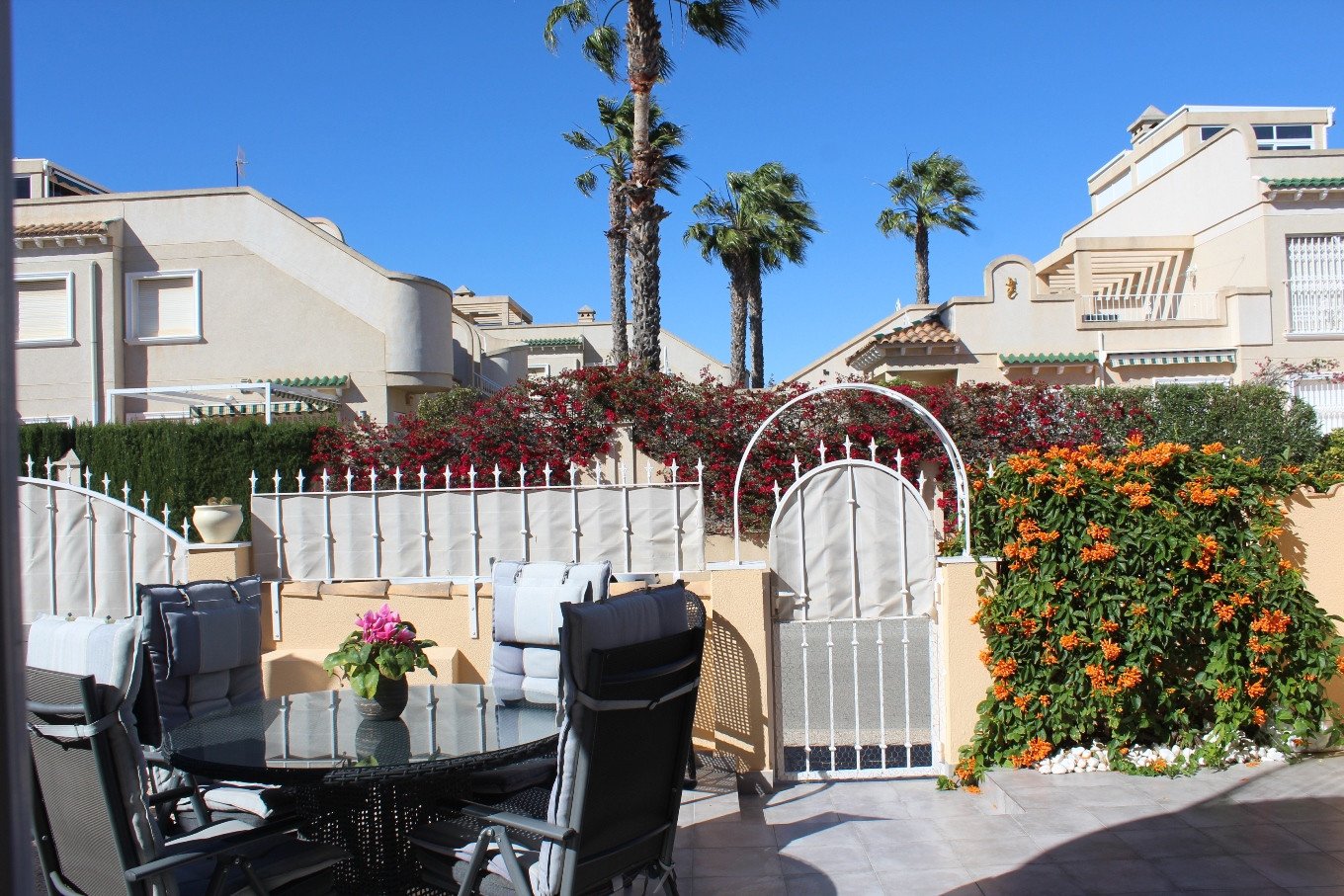 Dieses gepflegte Doppelhaus liegt in der begehrten Gegend der Costa Blanca Süd in Orihuela Costa und bietet eine hervorragende Gelegenheit, das medit