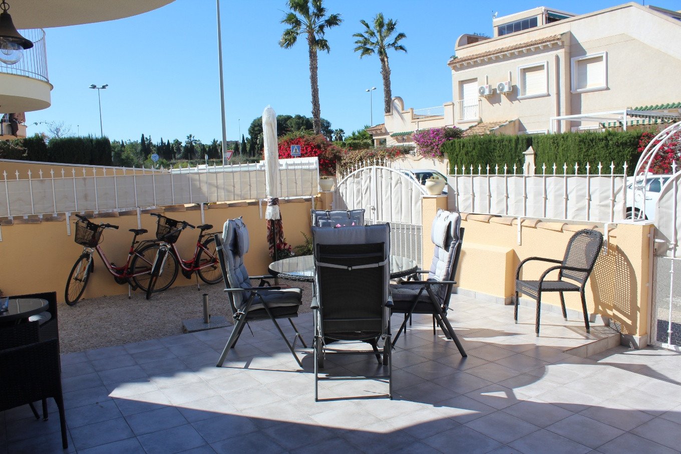Dieses gepflegte Doppelhaus liegt in der begehrten Gegend der Costa Blanca Süd in Orihuela Costa und bietet eine hervorragende Gelegenheit, das medit