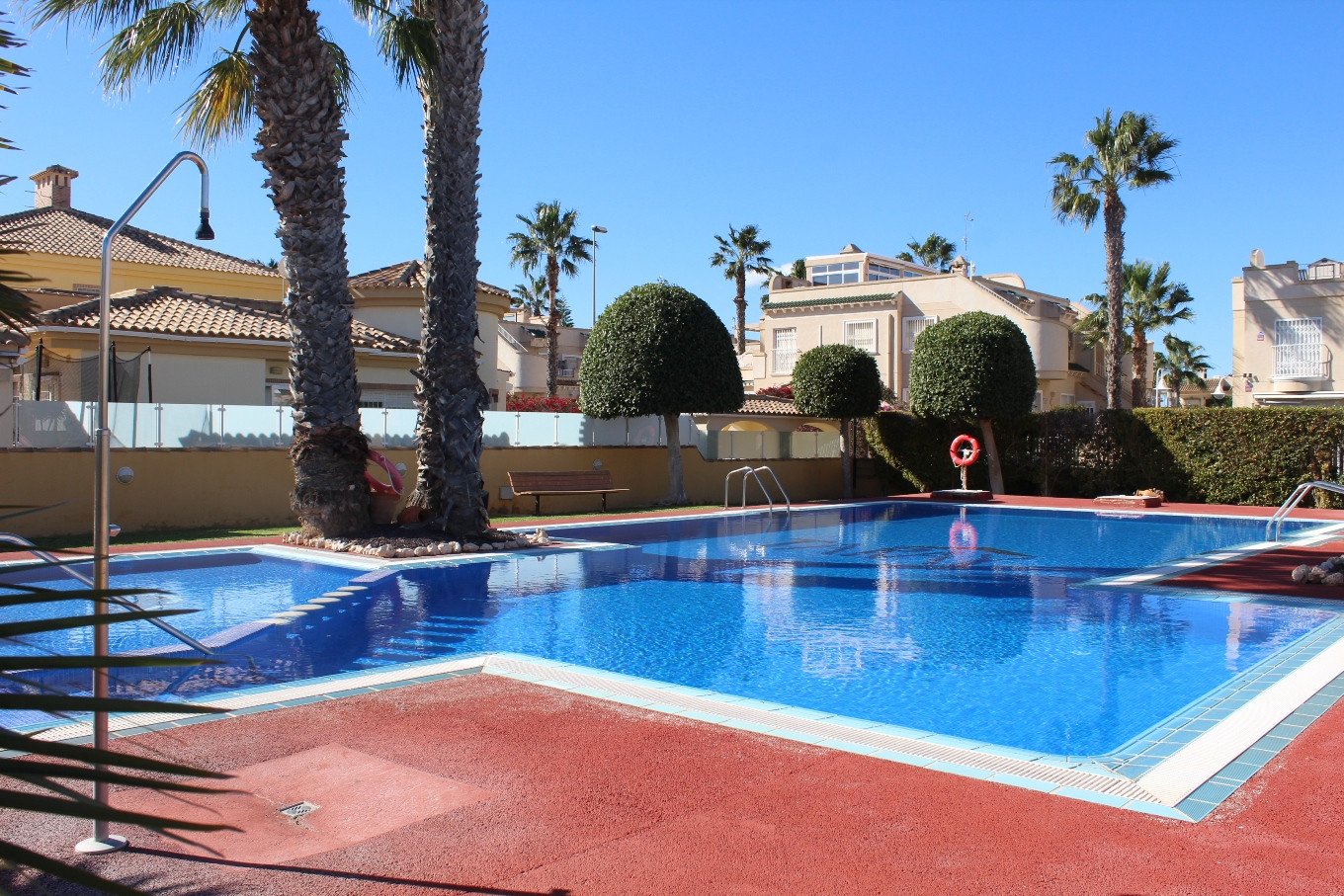 Dieses gepflegte Doppelhaus liegt in der begehrten Gegend der Costa Blanca Süd in Orihuela Costa und bietet eine hervorragende Gelegenheit, das medit