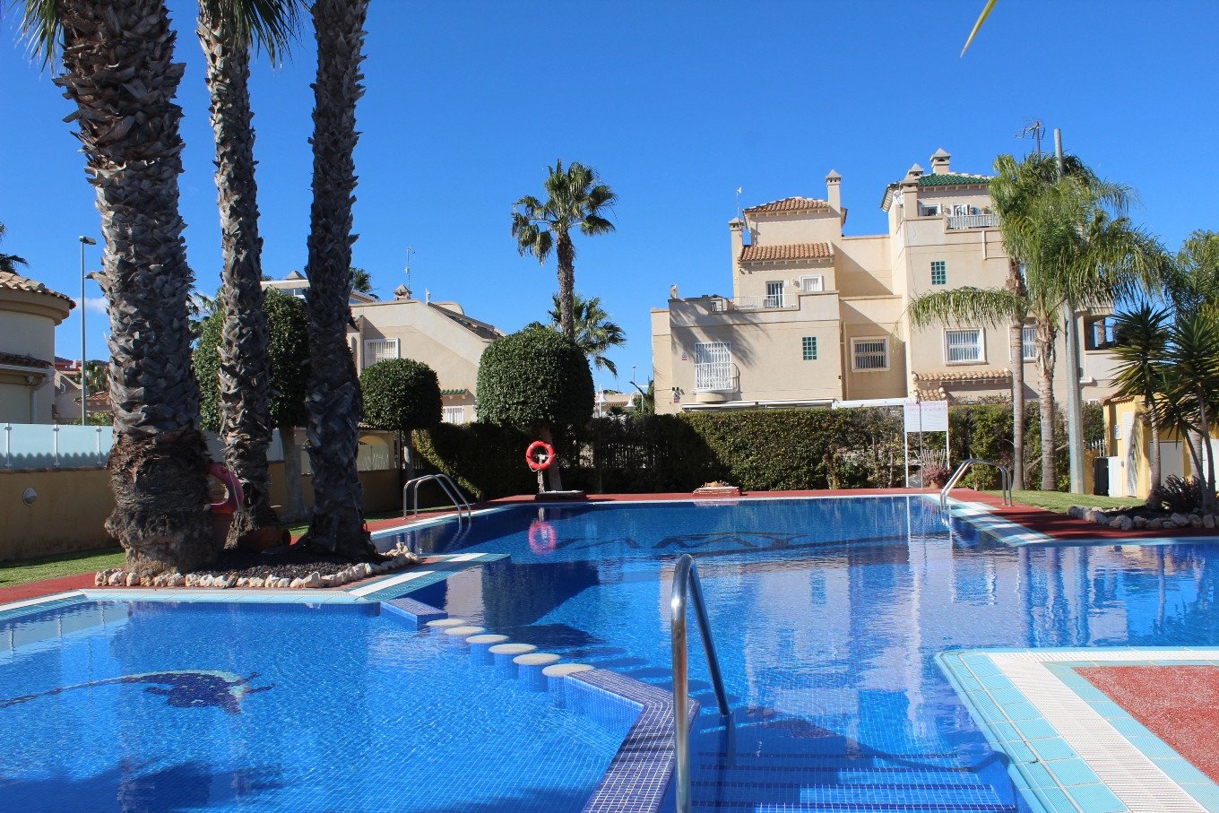 Dieses gepflegte Doppelhaus liegt in der begehrten Gegend der Costa Blanca Süd in Orihuela Costa und bietet eine hervorragende Gelegenheit, das medit