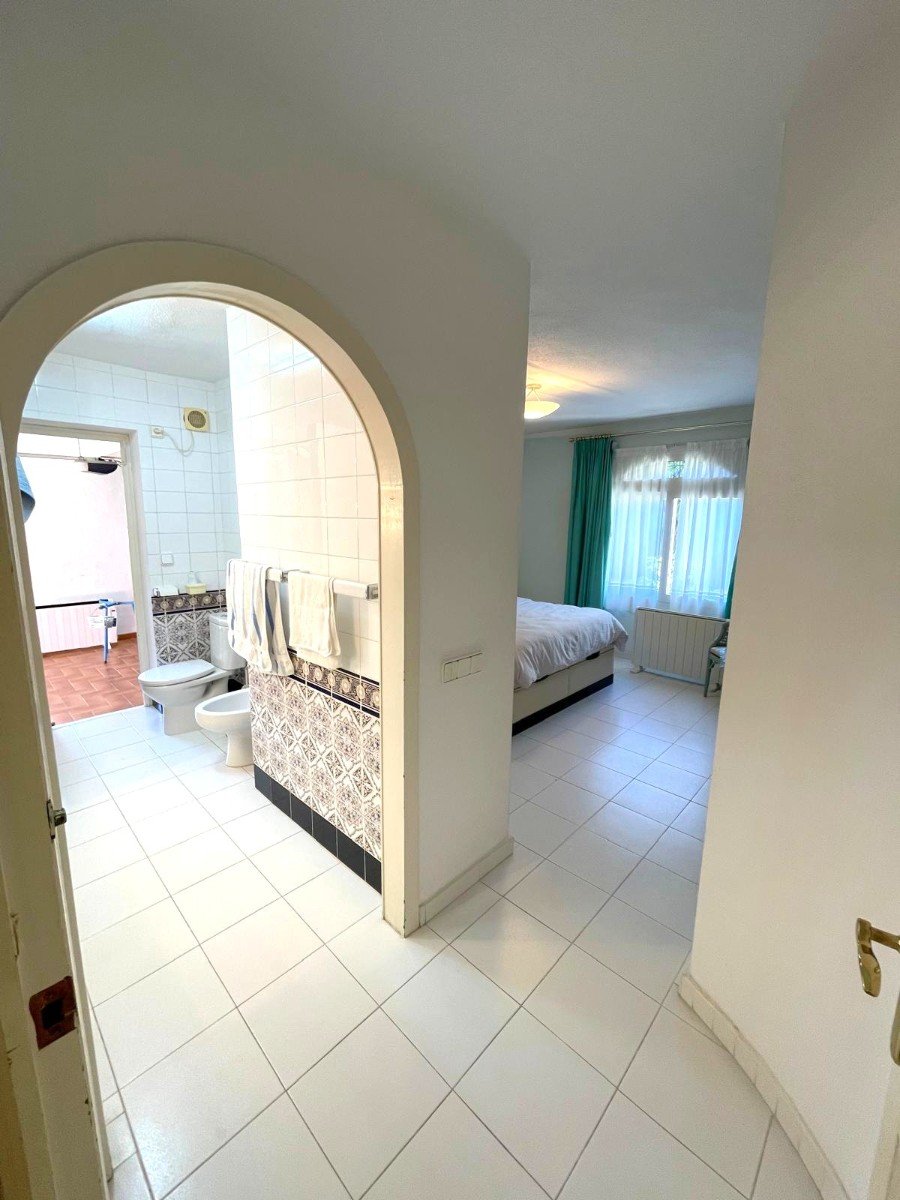 South-facing house built in 1989 with 140 m2 of built surface area under roof. Approximately 40 m2 large and very bright living room on the upper fl