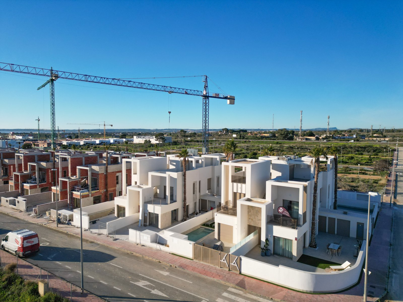  In der charmanten Stadt Los Alcázares gelegen, bietet diese exklusive Sammlung von 19 Reihenhäusern einen privilegierten Lebensstil. Für diejenigen e