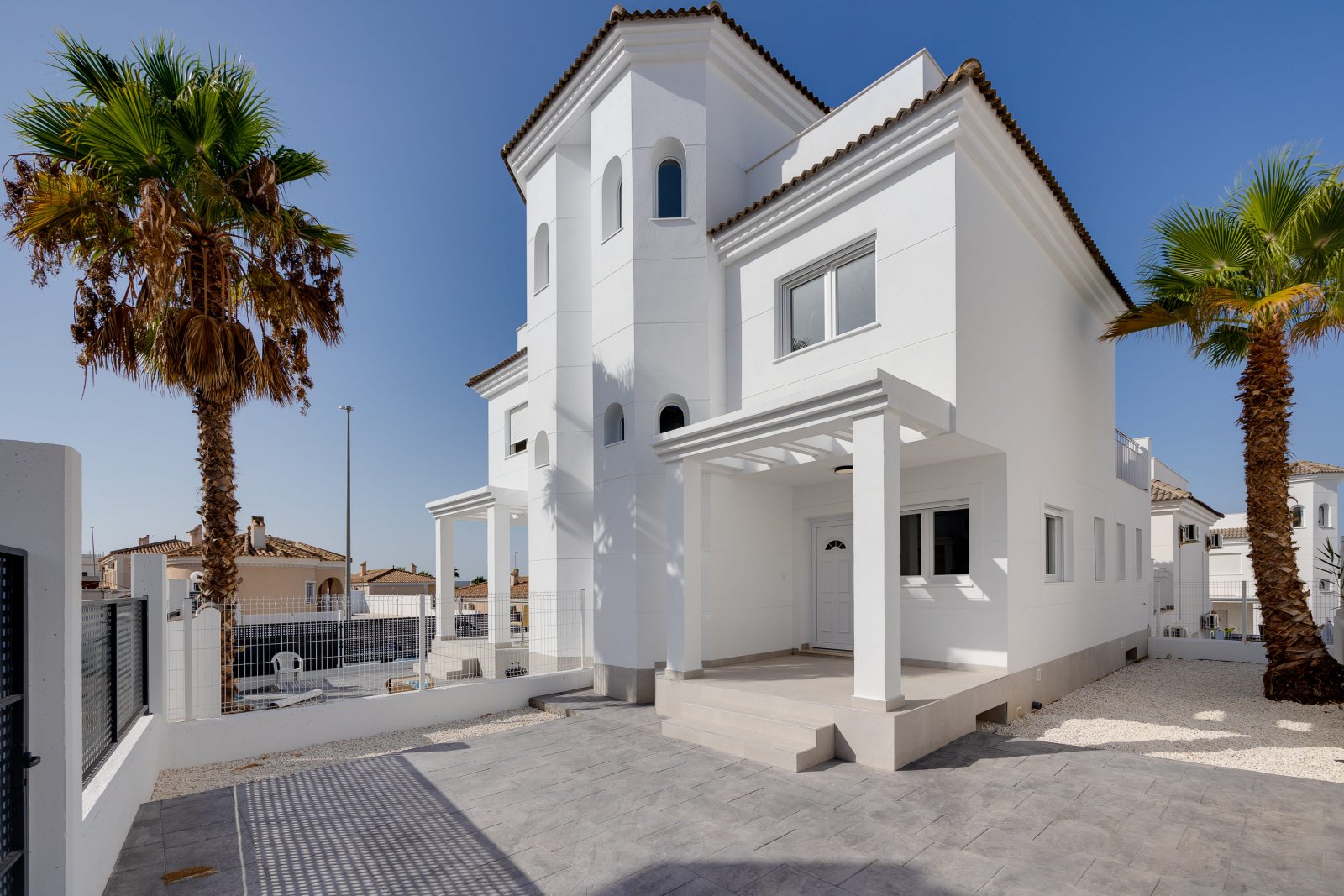 In der charmanten Stadt San Fulgencio gelegen, besteht dieses exklusive Immobilienangebot aus drei unabhängigen Wohnhäusern. Diese Immobilien zeichne