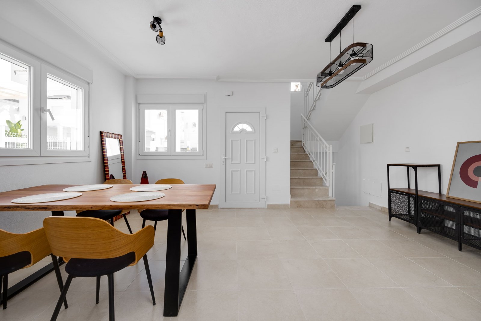 In der charmanten Stadt San Fulgencio gelegen, besteht dieses exklusive Immobilienangebot aus drei unabhängigen Wohnhäusern. Diese Immobilien zeichne