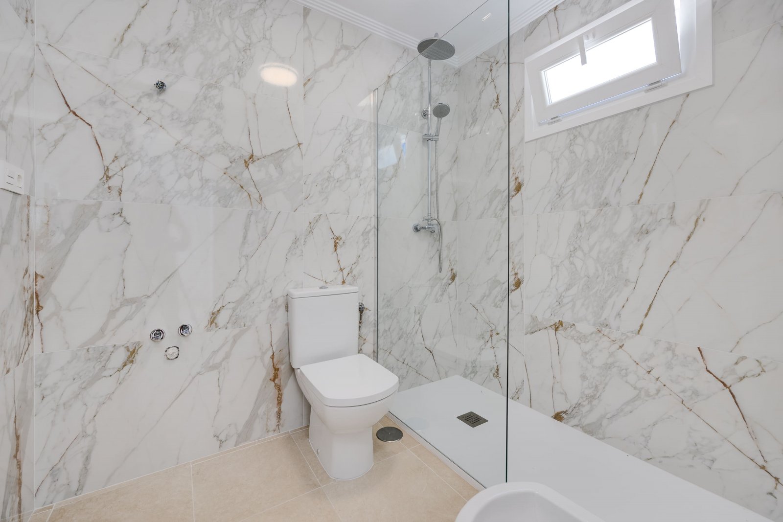In der charmanten Stadt San Fulgencio gelegen, besteht dieses exklusive Immobilienangebot aus drei unabhängigen Wohnhäusern. Diese Immobilien zeichne