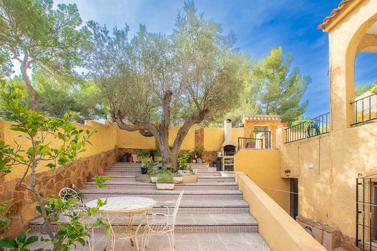   We are delighted to introduce you to a 6-bedroom classic Spanish villa located in the picturesque Las Filipinas neighbourhood of Villamartin. Built 