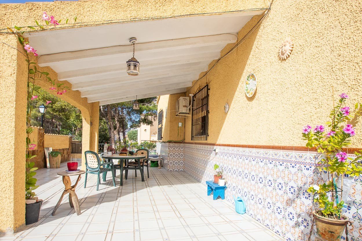   We are delighted to introduce you to a 6-bedroom classic Spanish villa located in the picturesque Las Filipinas neighbourhood of Villamartin. Built 