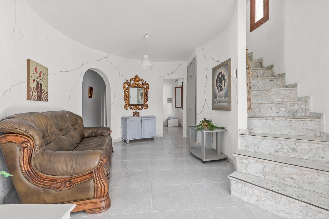   We are delighted to introduce you to a 6-bedroom classic Spanish villa located in the picturesque Las Filipinas neighbourhood of Villamartin. Built 