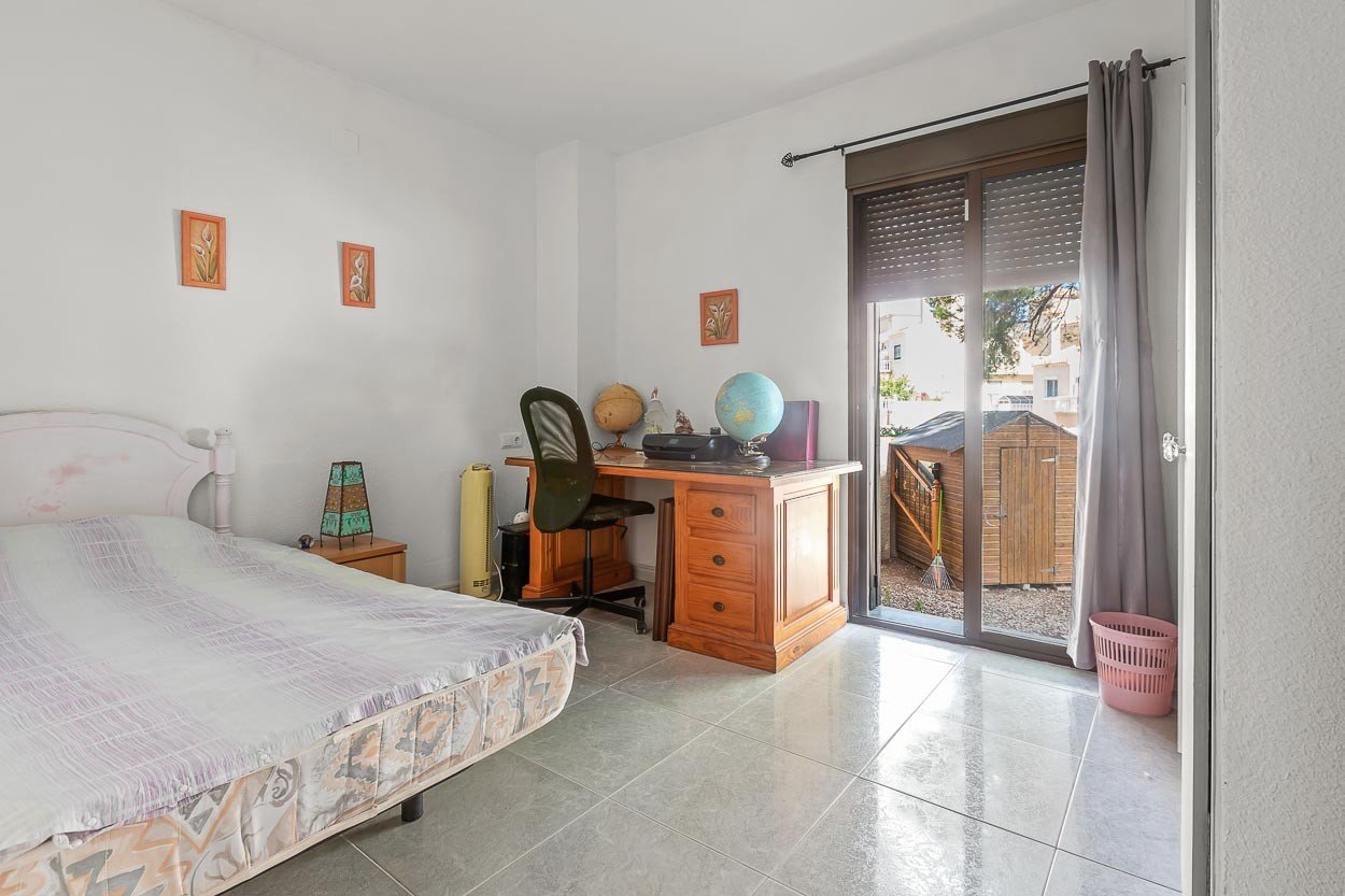   We are delighted to introduce you to a 6-bedroom classic Spanish villa located in the picturesque Las Filipinas neighbourhood of Villamartin. Built 