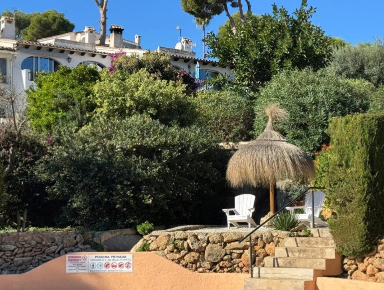 A delightful duplex townhouse only 1.8 km from Moraira centre. set on a small and incredibly pretty complex of 13 houses with a communal pool and be