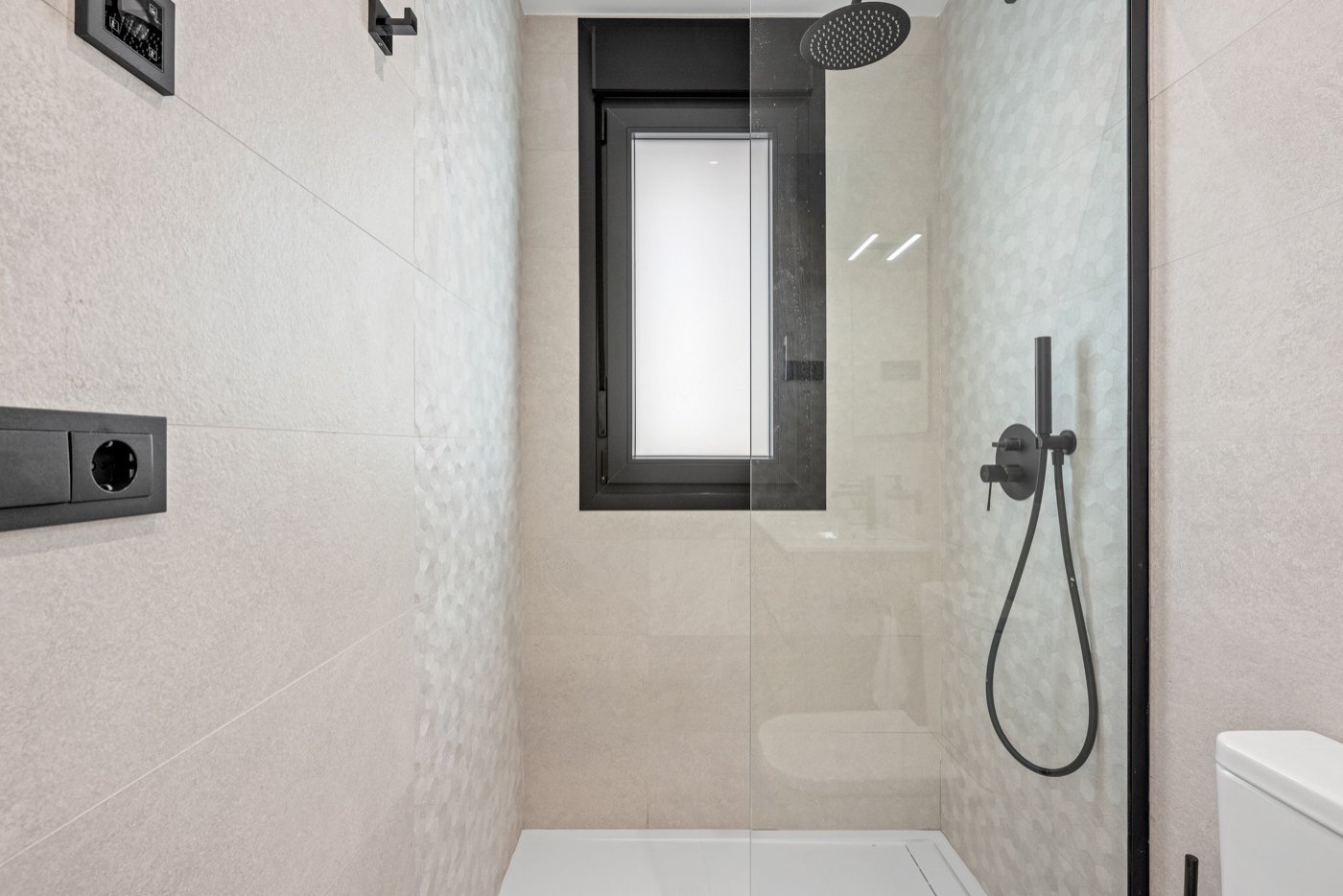 Located in Blue Lagoon, within walking distance of all amenities, is this beautiful villa, originally a show house for the project. This is immediat